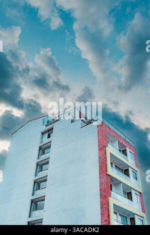 Vertikales Foto einer Tiefwinkelansicht eines Gebäudes mit blauem Himmel Stockfoto