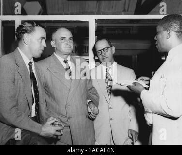 Ich ein Johnson und Jack Burge werden von L. interviewt D Roberts, Sportredakteur der Tageszeitung Gleaner. Da sieht man Vernon Sasso, jamaikanische Cricket-Officia Stockfoto
