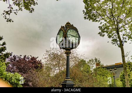 Bukarest.Rumänien.Uhr Auf Dem Platz Piata Unirii. Stockfoto
