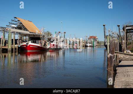 Shell Beach, Louisiana: Fischerboote in einem Hafen in St. Bernard Parish, südöstlich von New Orleans. Stockfoto