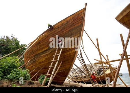 Männer, die ein Holzboot am Ufer des Tanganjikasees in der Region kigoma bauen, 24. Oktober 2024 Stockfoto