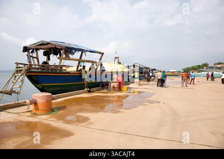 Menschen, die am 24. Oktober 2024 im Hafen von Kibirizi in Kigoma darauf warten, ihre Waren in die Demokratische Republik Kongo zu transportieren Stockfoto