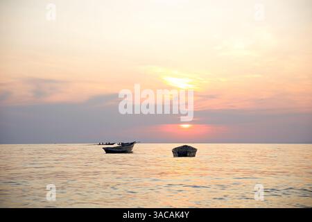Fischerboote am Tanganjikasee bei Sonnenuntergang in Kigoma, Tansania am 24. oktober 2024 Stockfoto