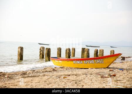 Ein traditionelles Boot am Ufer des Tanganjikasees in Kigoma, Tansania am 24. oktober 2024 Stockfoto