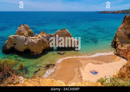 Abgeschiedene Algarve Bucht mit goldenem Sand und klarem blauen Meer romantisches Portugal Stockfoto