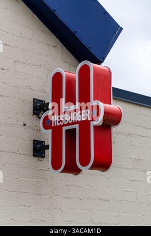 Liepaja, Lettland - 12. Juni 2024: Logo der Hesburger Fast-Food-Kette. Stockfoto