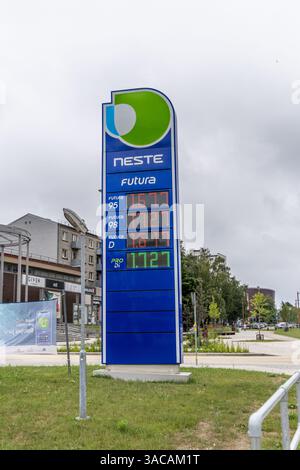 Liepaja, Lettland - 12. Juni 2024: Schild der Tankstelle Neste und Preisstand. Stockfoto