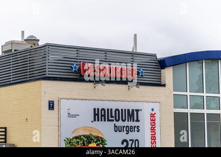 Liepaja, Lettland - 12. Juni 2024: Logo der Hesburger Fast-Food-Kette. Stockfoto