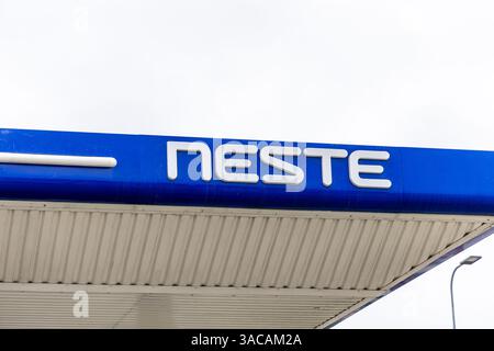 Liepaja, Lettland - 12. Juni 2024: Schild der Tankstelle Neste. Stockfoto