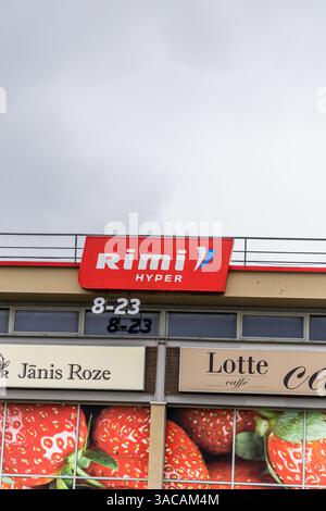 Liepaja, Lettland - 12. Juni 2024: Schild des Rimi Hypermarket Shopping Centers. Rimi Baltic ist ein wichtiger Einzelhandelsunternehmen in den baltischen staaten. Stockfoto