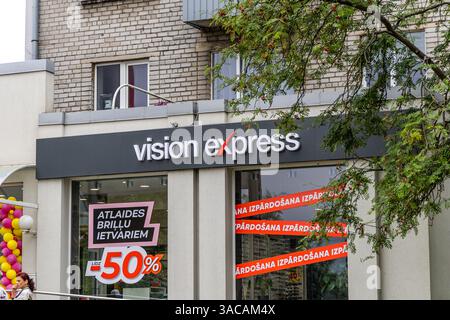 Liepaja, Lettland - 12. Juni 2024: Vision Express Optiker-Einzelhandel. Kaufen Sie Brillen, Sonnenbrillen und Gläser sowie Augenprüfungen. Stockfoto