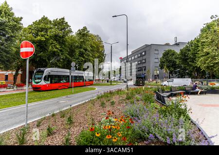 Liepaja, Lettland - 12. Juni 2024: Neue Straßenbahnlinie Nr. 1 fährt im Stadtzentrum von Liepaja. Stockfoto