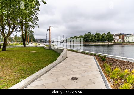 Liepaja, Lettland - 12. Juni 2024: Hafenstadt Liepaja mit Fluss Liva. Stockfoto
