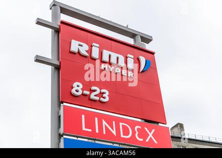 Liepaja, Lettland - 12. Juni 2024: Schild des Rimi Hypermarket Shopping Centers. Rimi Baltic ist ein wichtiger Einzelhandelsunternehmen in den baltischen staaten. Stockfoto