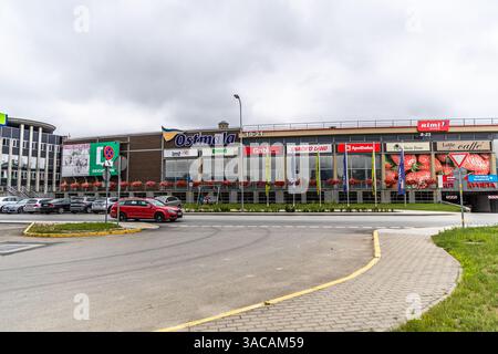 Liepaja, Lettland - 12. Juni 2024: Außenansicht des Einkaufszentrums Rimi Hypermarket. Rimi Baltic ist ein wichtiger Einzelhandelsunternehmen in den baltischen staaten. Stockfoto