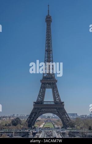 Paris, Frankreich - 03 31 2025: Panoramablick auf den Eiffelturm von der Esplanade Trocadero und Champ-de-Mars und der Militärschule dahinter Stockfoto