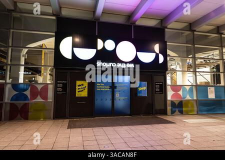 Bristol, Großbritannien - 30. Januar 2024: Das Wissenschaftsmuseum „We Are Curious“ auf dem Millennium Square. Stockfoto