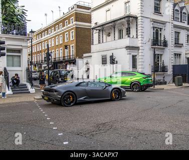 London, Großbritannien - 14. September 2023: Lamborghini Huracan graue Supersportwagen und grün mattes Urus in der Nähe des Kaufhauses Harrods im Bezirk Knightsbridge Stockfoto
