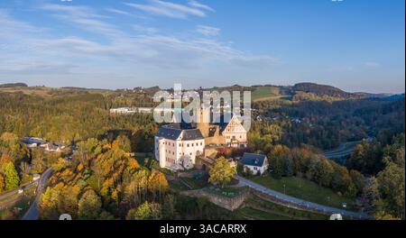 Aus der Vogelperspektive des Dorfes Scharfenstein und der Burg im Erzgebirge, Sachsen, Deutschland Stockfoto