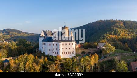 Aus der Vogelperspektive des Dorfes Scharfenstein und der Burg im Erzgebirge, Sachsen, Deutschland Stockfoto