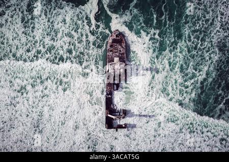 Blick von oben auf das Schiffswrack im Atlantik an der Skeleton Coast in der Nähe von Swakopmund in Namibia, Afrika. Landschaftsfotografie Stockfoto