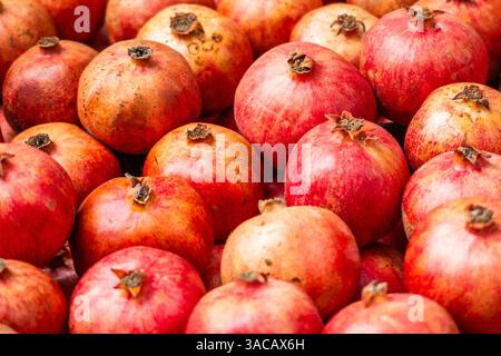 Frische Bio-Granatäpfel – lebendige rote Früchte in Nahaufnahme, horizontales Format Stockfoto