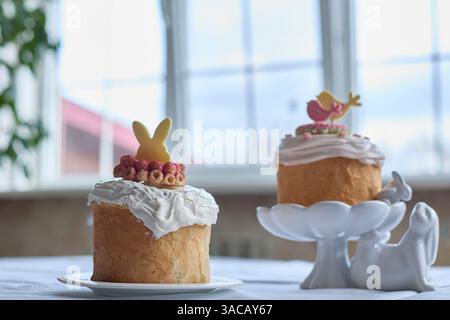 Sanfte Frühlingsnostalgie strahlt aus einem frisch gebackenen ukrainischen Osterkuchen aus, der mit zarten Häschen- und Vogelbelägen geschmückt ist und einen süßen Moment verspricht Stockfoto