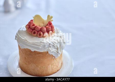 Sanfte Frühlingsnostalgie strahlt aus einem frisch gebackenen ukrainischen Osterkuchen aus, der mit zarten Häschen- und Vogelbelägen geschmückt ist und einen süßen Moment verspricht Stockfoto