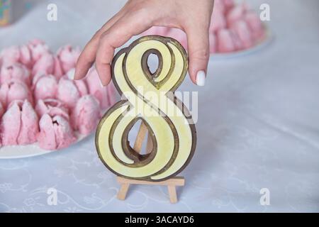 Schokoladendessert. Anlässlich des Internationalen Frauentages, einer herzlichen Geste, symbolisiert diese goldene Eight weibliche Ermächtigung, bietet Stärke und Stockfoto