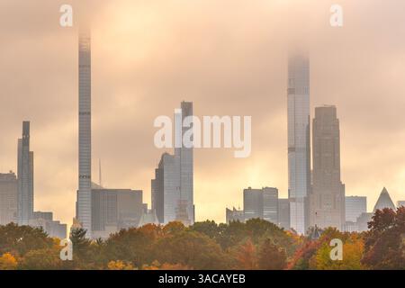 Skyline von New York City im Nebel. Stockfoto