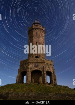 Sternenpfade über Darwen Tower, Lancashire – Nachtfotografie mit Langzeitbelichtung Stockfoto