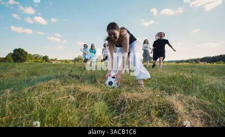 Teenager, die während der Sommerpause Spaß beim Fußballspielen auf einem Spielfeld haben Stockfoto