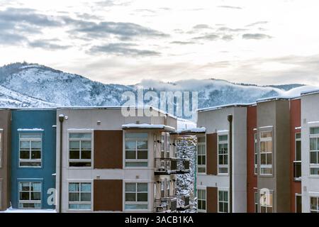 Die Stadt Avon, Colorado im Winter verbergen sich die Schneewolken und die Aussicht auf die Rocky Mountains und die moderne Apartmentarchitektur von Vail Stockfoto