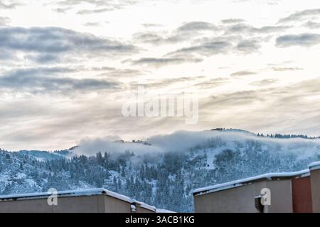 Avon, Colorado Stadt im Winter mit schneebedeckten Blick auf die Rocky Mountains und moderne Apartmentarchitektur von Vail Stockfoto