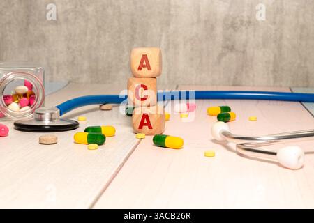 ACA, Inschrift des Affordable Care Act auf Holzwürfeln Stockfoto