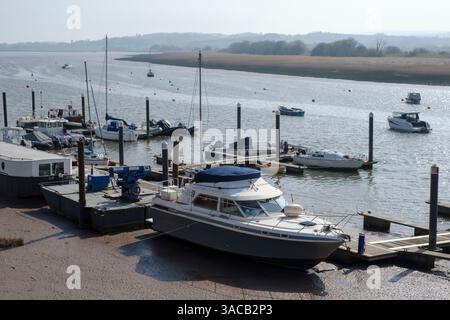 Topsham ist eine attraktive Stadt in Devon am Fluss exe Boote an der sonnigen Flussmündung am Kai Stockfoto