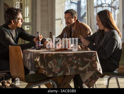 ERSCHEINUNGSDATUM: 13. Oktober 2017. TITEL: Die Meyerowitz-Geschichten. STUDIO: Netflix. DIREKTORIN: Noah Baumbach. PLOT: Eine entfremdete Familie versammelt sich in New York City zu einer Veranstaltung, die das künstlerische Werk ihres Vaters feiert. DIE HAUPTROLLEN sind Adam Sandler, Grace Van Patten, Dustin Hoffman, Emma Thompson, Ben Stiller. (Credit Image: © Netflix Pictures/Entertainment Pictures/ZUMAPRESS.com) NUR REDAKTIONELLE VERWENDUNG! Nicht für kommerzielle ZWECKE! Stockfoto