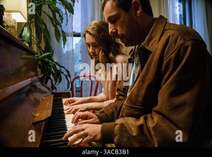 ERSCHEINUNGSDATUM: 13. Oktober 2017. TITEL: Die Meyerowitz-Geschichten. STUDIO: Netflix. DIREKTORIN: Noah Baumbach. PLOT: Eine entfremdete Familie versammelt sich in New York City zu einer Veranstaltung, die das künstlerische Werk ihres Vaters feiert. DIE HAUPTROLLEN sind Adam Sandler, Grace Van Patten, Dustin Hoffman, Emma Thompson, Ben Stiller. (Credit Image: © Netflix Pictures/Entertainment Pictures/ZUMAPRESS.com) NUR REDAKTIONELLE VERWENDUNG! Nicht für kommerzielle ZWECKE! Stockfoto