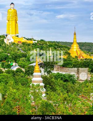 Laykyun Sekkya Buddha, Myanmar. Landschaftsansicht der 1995 erbauten Statue, 116 m hoch, 381 Fuß hoch mit einunddreißig Stockwerken. Stockfoto