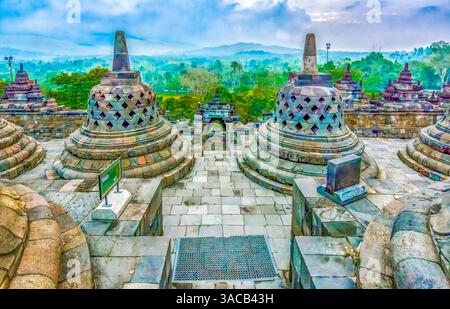 Java, Indonesien. Weitwinkellandschaft des Borobudur-Tempels aus dem 8. Jahrhundert, dem größten buddhistischen Tempel der Welt. Stockfoto
