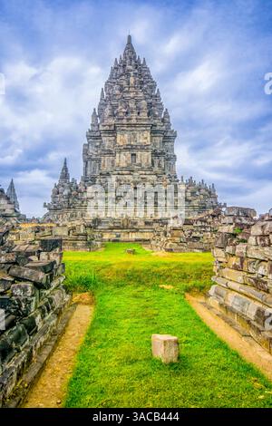 Java, Indonesien. Porträt eines der alten Hindutempel im Candi Prambanan Temple Complex. Stockfoto
