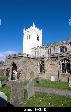 Die Pfarrkirche St. Oswalds in Askrigg, Wensleydale, mit ihrem neu renovierten weißen Turm, der mit Putz und Kalkwasser bedeckt war. Stockfoto