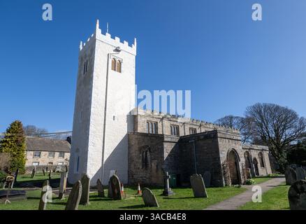 Die Pfarrkirche St. Oswalds in Askrigg, Wensleydale, mit ihrem neu renovierten weißen Turm, der mit Putz und Kalkwasser bedeckt war. Stockfoto