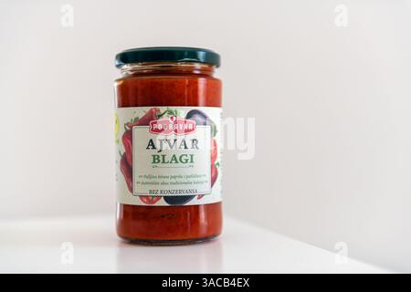 Kotor, Montenegro - 20. Juli 2023: Podravka Kroatien Marke von Ajvar Blagi Glas Gewürz Makronaht von Paprika Produkt Stockfoto