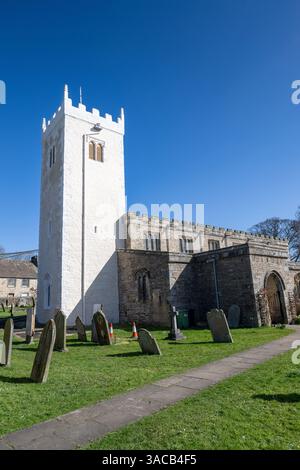 Die Pfarrkirche St. Oswalds in Askrigg, Wensleydale, mit ihrem umstrittenen, neu renovierten weißen Turm, der mit Putz und Kalkstein bedeckt war Stockfoto
