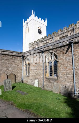 Die Pfarrkirche St. Oswalds in Askrigg, Wensleydale, mit ihrem umstrittenen, neu renovierten weißen Turm, der mit Putz und Kalkstein bedeckt war Stockfoto