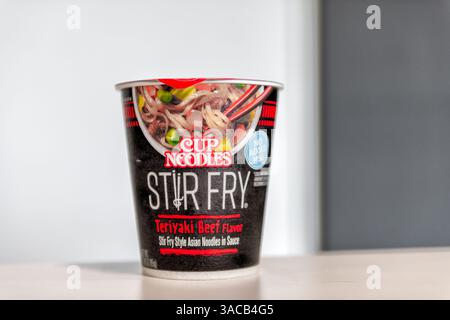 Destin, USA - 6. März 2023: Tasse Nudeln der Marke Ramen Nudeln Instant Suppe Schüssel asiatische Mahlzeit mit Schild für Teriyaki Rindfleisch Geschmack Pfannkuchen Stockfoto