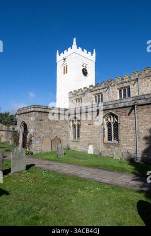 Die Pfarrkirche St. Oswalds in Askrigg, Wensleydale, mit ihrem umstrittenen, neu renovierten weißen Turm, der mit Putz und Kalkstein bedeckt war Stockfoto