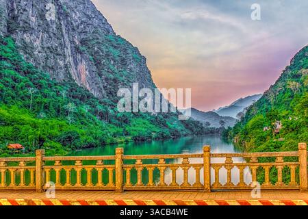 Fluss Mekong, Laos. Blick auf den Sonnenuntergang von einer Brücke über den Mekong. Stockfoto