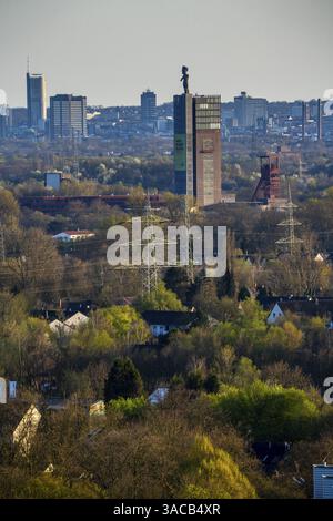 Blick über das Ruhrgebiet von Gelsenkirchen in südlicher Richtung nach Essen, vor dem Nordsternpark, daneben Plakat mit neuem RVR-Slogan, hier alles Stockfoto